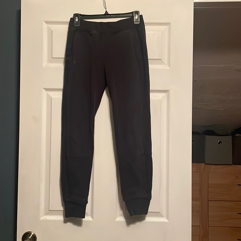 XS Loose Black Under Armour Cuffed Sweatpants
